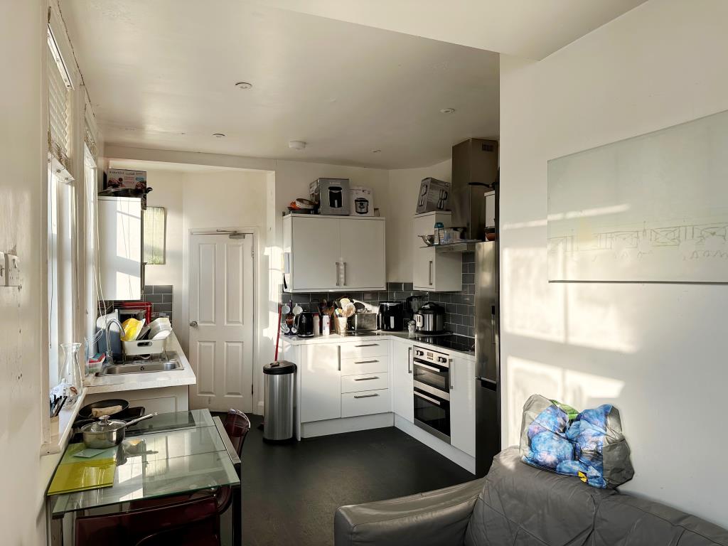 Lot: 91 - SIX-BEDROOM SEMI-DETACHED HOUSE CURRENTLY ARRANGED AS A HMO - Kitchen and Living area